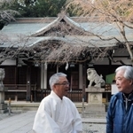 保久良神社の暮部優宮司（左）と宮総代の宗田匡弘さん＝保久良神社