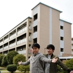 白鴎寮自治会の雑賀太一会長（左）と木田章太副会長＝東灘区本山南町１