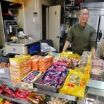 店を経営する竹本悦夫さん。店内には日本のスーパーでは手に入りづらい食品が並ぶ＝神戸市東灘区深江南町４