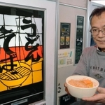 うどんとそばを買える自動販売機と石田周三社長＝石田鶏卵