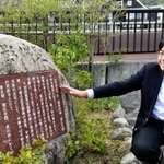 阪急御影駅前にある御影城跡の碑を説明する道谷卓さん＝東灘区御影２