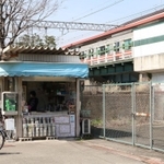 阪神石屋川駅の売店。震災前は、フェンスがある位置に改札があった＝東灘区御影石町２