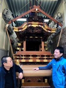 西御影地区のだんじりを囲む後藤好猛所長（右）と、西御影地車保存会の松村章二会長＝東灘区御影中町８