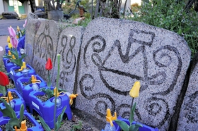 児童が制作した御影石のアート＝御影小学校