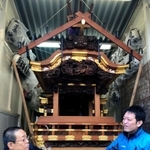 西御影地区のだんじりを囲む後藤好猛所長（右）と、西御影地車保存会の松村章二会長＝東灘区御影中町８