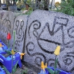 児童が制作した御影石のアート＝御影小学校