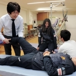 ＩＮＡＣ神戸の福田ゆい選手（手前右）と談笑しながらリハビリを行う李潤煥さん（手前左）。中央奥は島袋奈美恵選手＝東灘区住吉本町３
