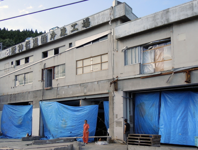 津波被害を受けた阪神低温の釜石冷凍工場。１２月の再開を目指す＝岩手県釜石市新浜町