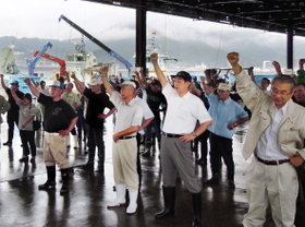 釜石第２魚市場で東日本大震災後初の競りに臨む関係者ら＝岩手県釜石市新浜町