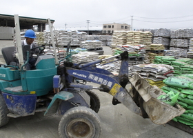 福栄肥料石巻工場では流出した肥料袋が回収され、大量に積み上げられていた＝宮城県石巻市