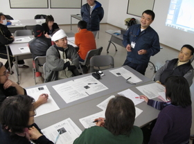 「商業者が頑張って地域の復興を」。まちの未来を考える勉強会でエールを送る東朋治さん（右から２人目）＝岩手県釜石市鵜住居町