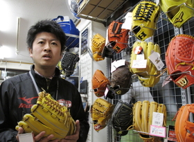 商店街でスポーツ店を営む太田亨さん。「被災地商業は厳しいが、商品知識や修理の技術を磨き、店の魅力を高めたい」＝いずれも岩手県宮古市