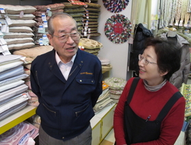 店頭に立つ小成茂正さん（左）と秀子さん。「商いの復興は決断と実行」＝岩手県宮古市