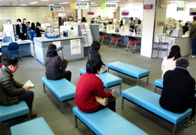 ハローワーク石巻で職を探す人。労働人口の減少が被災地に暗い影を落とす＝宮城県石巻市