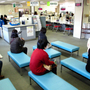 ハローワーク石巻で職を探す人。労働人口の減少が被災地に暗い影を落とす＝宮城県石巻市