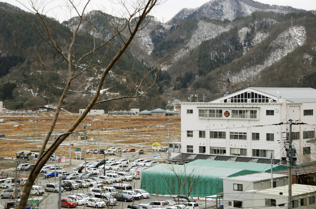 岩手県大槌町の役場庁舎。復興はまだまだ進まず、周りには更地が広がっている