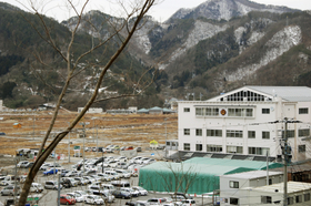 岩手県大槌町の役場庁舎。復興はまだまだ進まず、周りには更地が広がっている