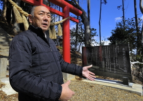 津波被害を伝える碑の前で地域再生への思いを語る阿部一郎さん＝宮城県南三陸町戸倉（撮影・宮路博志）