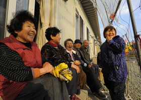 高齢者の輪の中でおしゃべりを楽しむ千葉和子さん（右端）＝宮城県南三陸町歌津（撮影・宮路博志）