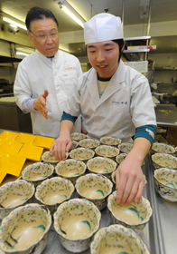 料理人を目指す橋本裕輔さん。相澤喜和総調理長（左）の下で修業を積む＝仙台市太白区秋保町湯元、茶寮宗園（撮影・宮路博志）