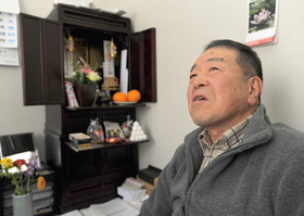 仏壇を背に、震災から２年の心情を語る及川道男さん＝宮城県南三陸町歌津（撮影・宮路博志）