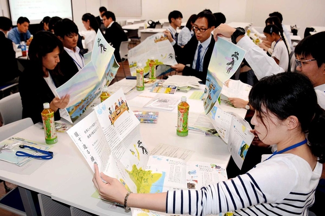 姫路の将来に向けたアイデアを深掘りする参加者ら＝姫路市本町