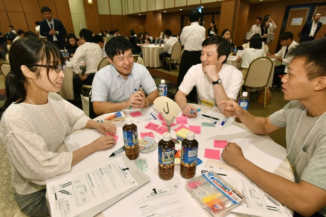 テーマに沿ってアイデアを出し合う