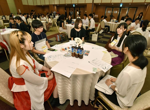 グループごとにまず自己紹介。ご当地アイドルも参戦