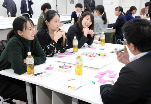 グループごとに、仮想の商店街活性化策を議論する参加者ら＝いずれも姫路市本町