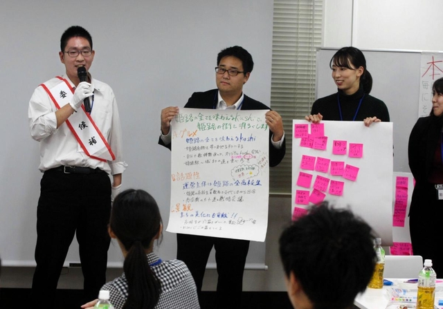 「名物を刺した串を手に城下を食べ歩き」。スタッフはオール高校生。ごみ拾いも行い景観にも貢献すると演説