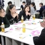 グループごとに、仮想の商店街活性化策を議論する参加者ら＝いずれも姫路市本町