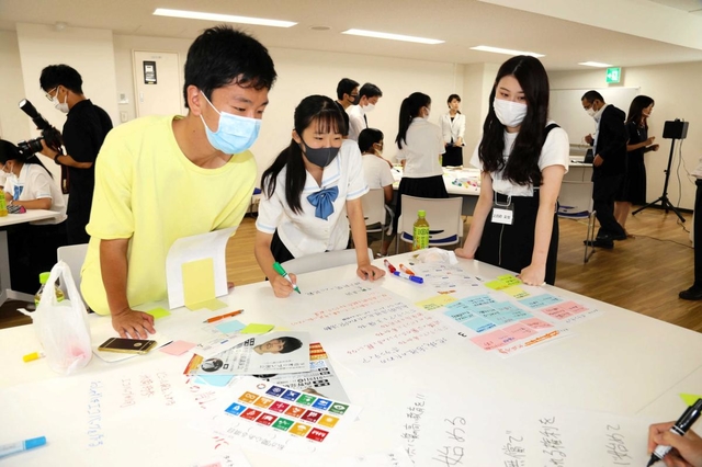 持続可能な街づくり案を考える参加者たち＝ビズスペース姫路