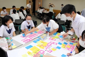 さまざまな課題に対し、自分たちにできることを話し合う参加者＝イーグレ姫路