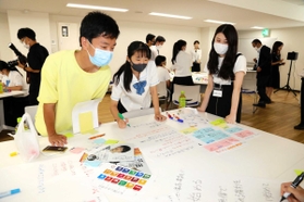 持続可能な街づくり案を考える参加者たち＝ビズスペース姫路
