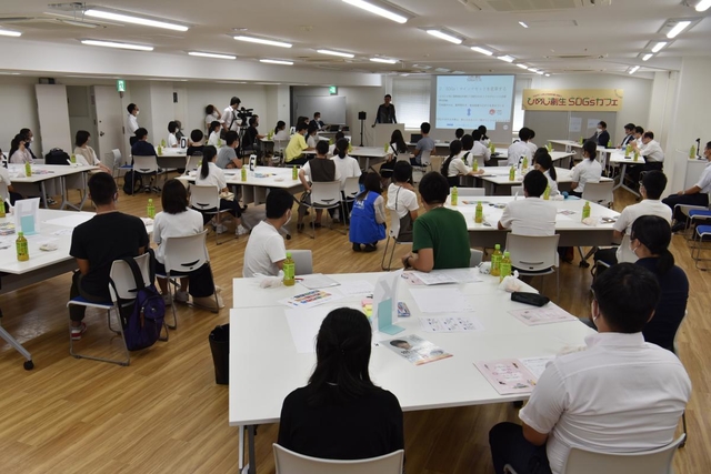 山田学園長の講演を聞く参加者ら