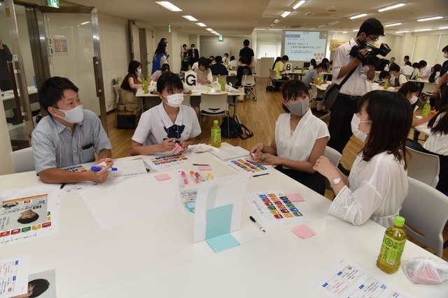 中学生から社会人までの７３人が１６グループに分かれ意見を交わした＝いずれも姫路市内