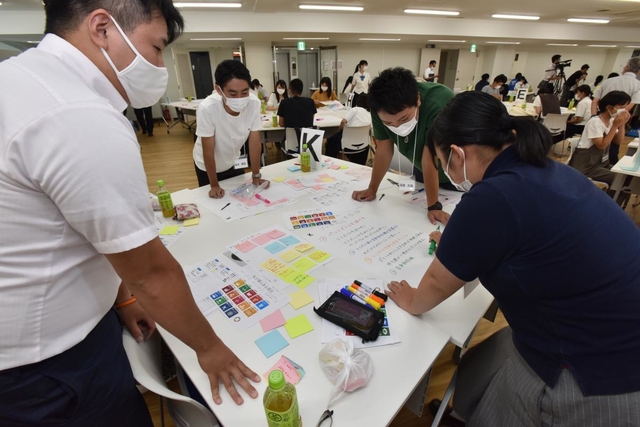 実現させたいこと、その方法を模造紙にまとめていく
