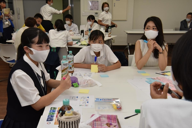 それぞれから出された意見を基にテーマを絞り、さらに議論をふかめていく