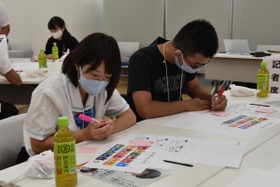 アイデアを付箋に記入していく