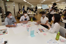 中学生から社会人までの７３人が１６グループに分かれ意見を交わした＝いずれも姫路市内