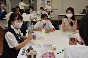 それぞれから出された意見を基にテーマを絞り、さらに議論をふかめていく