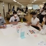 中学生から社会人までの７３人が１６グループに分かれ意見を交わした＝いずれも姫路市内