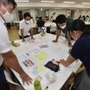 実現させたいこと、その方法を模造紙にまとめていく