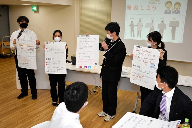 市職員と共に地域の課題解決策を発表する参加者＝姫路市本町