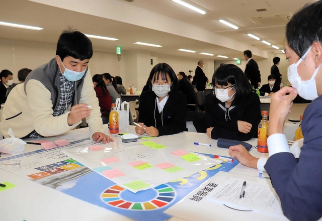 地域課題の解決に向け、グループに分かれて話し合う参加者＝姫路市本町、ビズスペース姫路