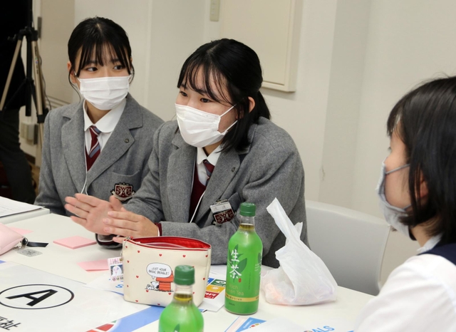 中学生から社会人までの48人が9グループに分かれて話し合った