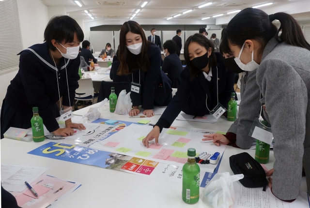 出し合ったアイデアをグループ発表に向けてまとめていく
