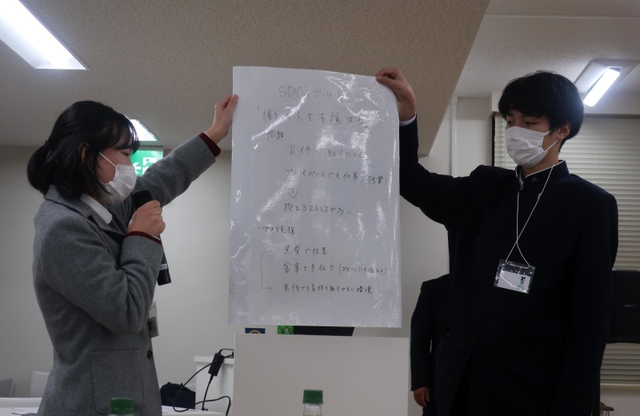 A班が「健康・福祉」のアイデアを発表