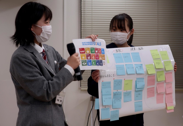 B班が「健康・福祉」のアイデアを発表