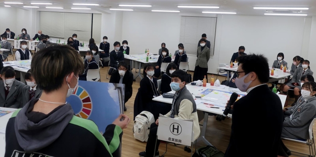 参加者の前に立ち、各班が1分程度で発表を行った